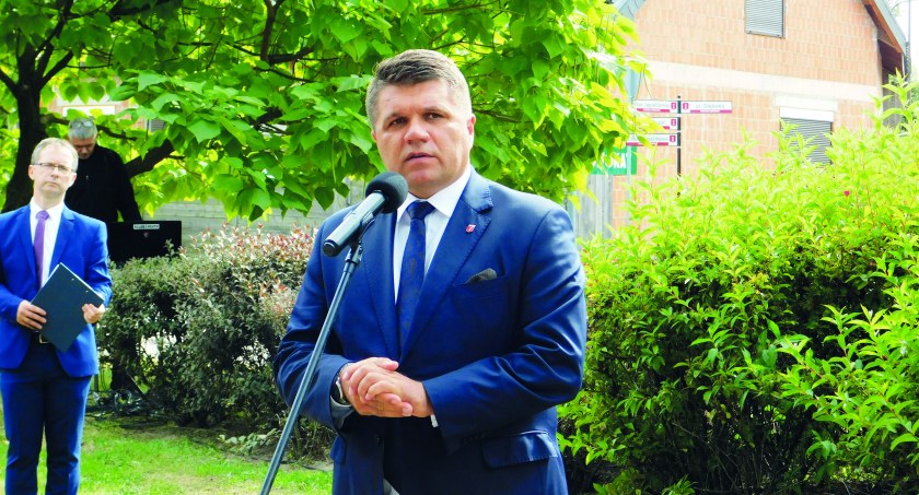 Paweł Okrasa, burmistrz Wielunia, nie otrzymał od radnych miejskich wotum zaufania  fot.: Magdalena Lizurej