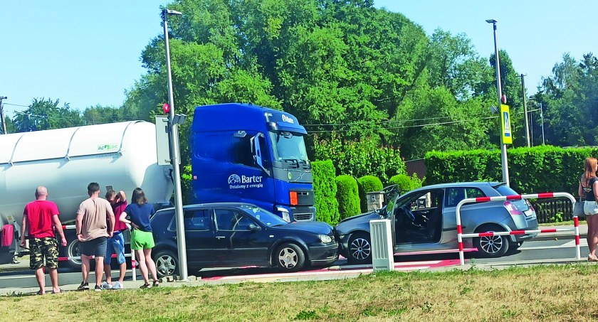 Pijany mężczyzna doprowadził do zderzenia prowadzonego przez siebie auta z inną osobówką fot.: Magdalena Lizurej