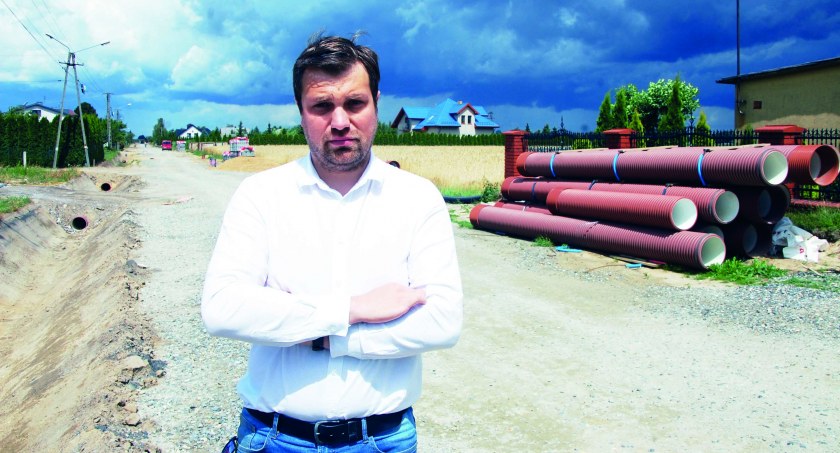 Wicestarosta wieluński Krzysztof Dziuba w trakcie doglądania powiatowej inwestycji fot.: Sławomir Rajch
