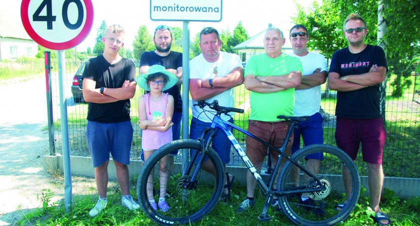 Mieszkańcy Sadowca Wrzosy domagają się szybkiej reakcji władz gminy. Twierdzą, że boją się o dzieci i w związku ze wzmożonym ruchem, trzymają je w domach „pod kluczem” fot.: Sławomir Rajch