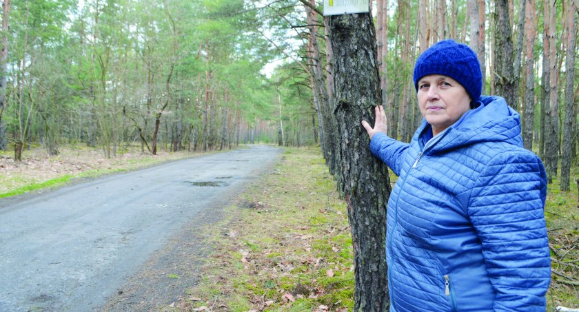 Drogą do Maręży, mimo jej złego stanu, biegnie szlak rowerowy. Do korzystania z niego zachęca sołtys Barbara Głowienkowska fot.: Elżbieta Wodecka 