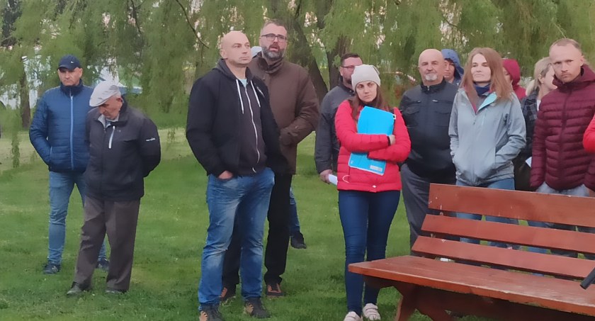 Zdjęcie mieszkańców, którzy podczas spotkania z burmistrzem rozmawiali o proponowanych wariantach przebiegu obwodnicy/fot.: Magdalena Lizurej