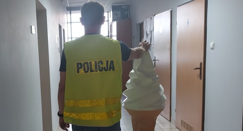 Zdjęcie, na którym policjant prezentuje odzyskaną figurkę/fot.: arch. KPP w Wieruszowie