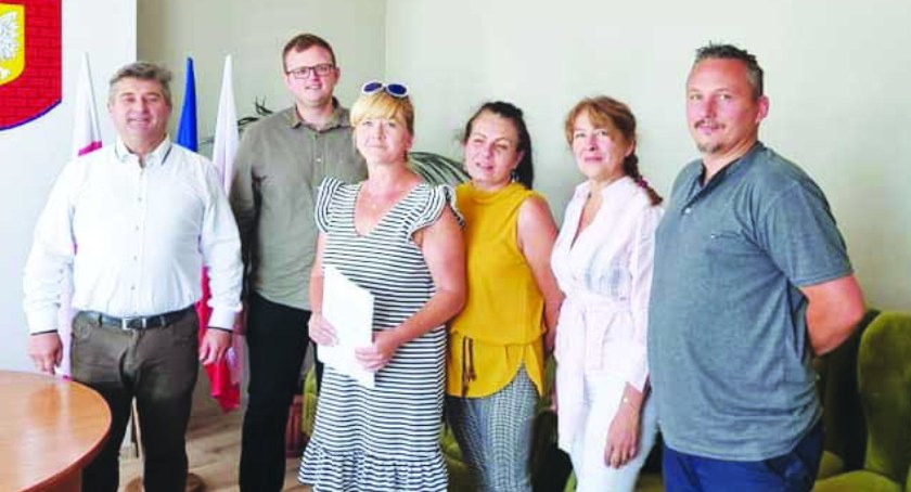 Podpisanie umowy dotacyjnej dla Koła Gospodyń Wiejskich w Chorzewie z LGD ,,Kraina Łuku Warty” w Osjakowie miało miejsce 4 sierpnia w Urzędzie Gminy w Kiełczygłowie fot.: Urząd Gminy w Kiełczygłowie 