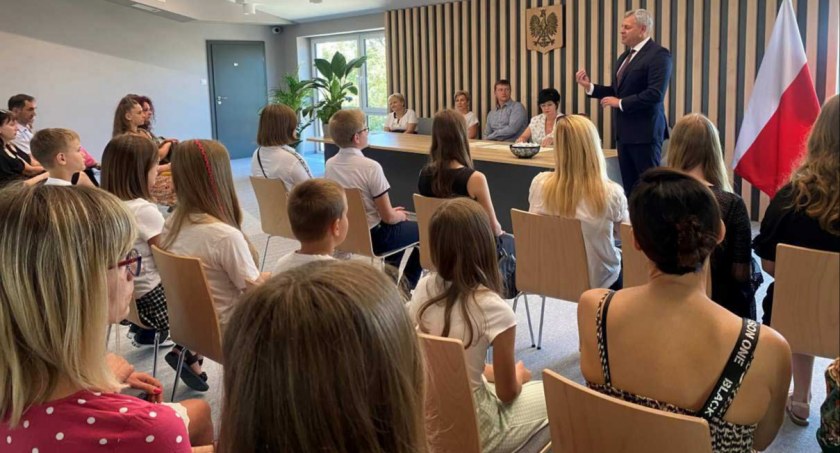 Przyznano w sumie 82 nagrody dla uczniów szkół podstawowych i 50 dla uczniów szkół ponadpodstawowych na łączną kwotę 37 tys. 500 zł fot.: Urząd Gminy Rząśnia 