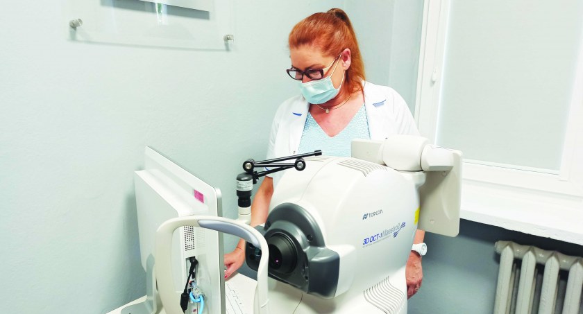 Na zaproszenie dyrektorki szpitala przybyli m.in. przedstawiciele samorządów powiatu pajęczańskiego. Obejrzeli prezentację możliwości aparatu OCT oraz sam sprzęt fot.: Magdalena Lizurej