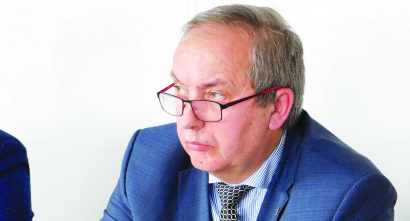 Paweł Sikora, wicestarosta pajęczański, tłumaczy, że zmiany są spowodowane organizacją pracy powiatowych urzędników fot.: Magdalena Liurej