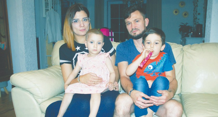 Adrian i Magda wraz z dziećmi już po spakowaniu walizek, opowiedzieli swoją historię wysłannikowi „Kulis …” fot.: Sławomir Rajch , fot.: archiwum rodzinne (2)