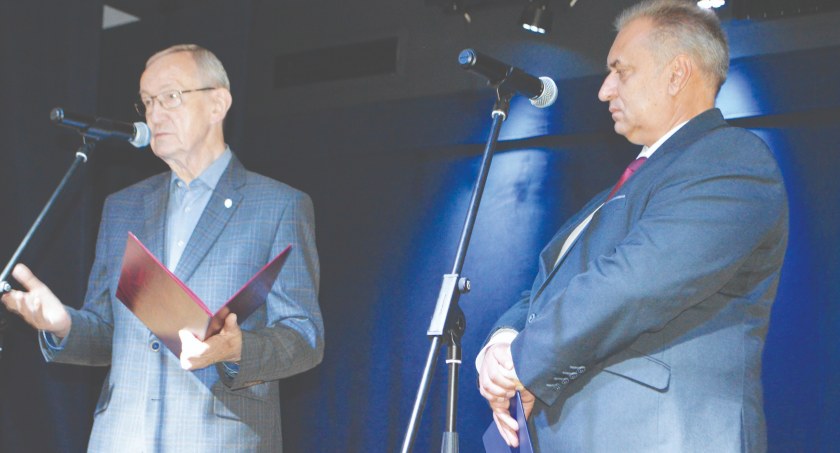 W zakresie ogrzewania naszych obiektów, chcemy iść z duchem czasu i postępu – mówi wójt Zbigniew Dąbrowski (z prawej)  fot.: Elżbieta Wodecka 