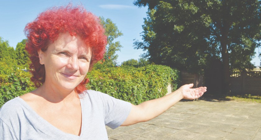 Tu już wkrótce będzie plac zabaw – pokazuje sołtys Katarzyna Wiśniewska  fot.: Elżbieta Wodecka 