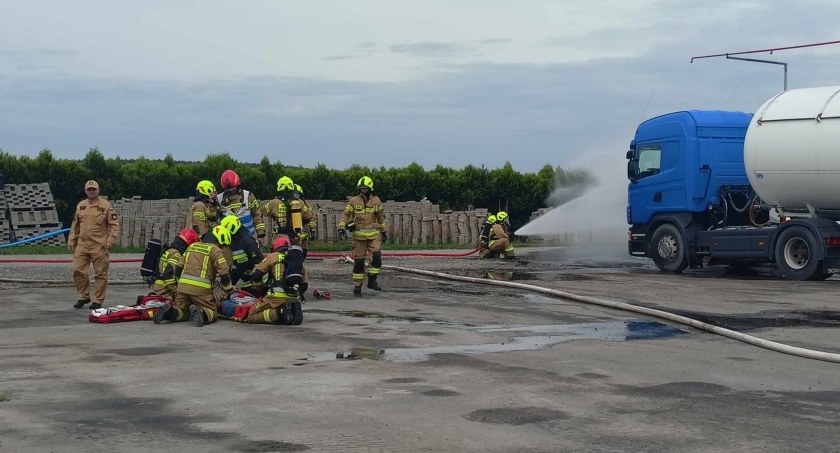 Na zdjęciu jeden z elementów ćwiczeń / Fot. Facebook / OSP KSRG Ostrówek