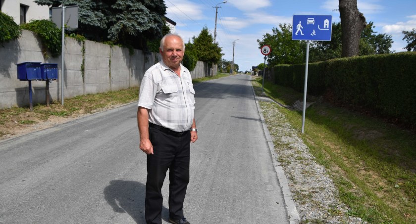 Andrzej Kos cieszy się, że ulica Piękna jest już po remoncie i nazwa w końcu odzwierciedla jej rzeczywisty stan  fot.: Katarzyna Cieślik 