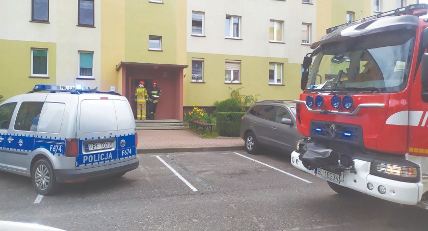 W mieszkaniu jednego z bloków na os. Stare Sady znaleziono zwłoki 72-letniego mężczyzny. Lekarz wykluczył udział osób trzecich fot.: Katarzyna Cieślik 