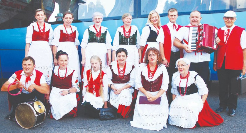 Gdy Zespół Śpiewaczo-Obrzędowy z Ożarowa zajechał autokarem pod remizę, od razu było wiadomo, że impreza będzie rozkręcona na całego  fot.: Sławomir Rajch