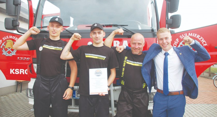 Organizator imprezy Jakub Wejman z druhami strażakami, których pomoc bardzo sobie ceni fot.: Sławomir Rajch (2)