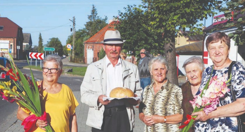 Sołtys Andrzej Piątek i mieszkanki Czarnożył czekali na pielgrzymów z chlebem i kwiatami  fot.: Gminny Ośrodek Kultury w Czarnożyłach / Urząd Gminy w Czarnożyłach 