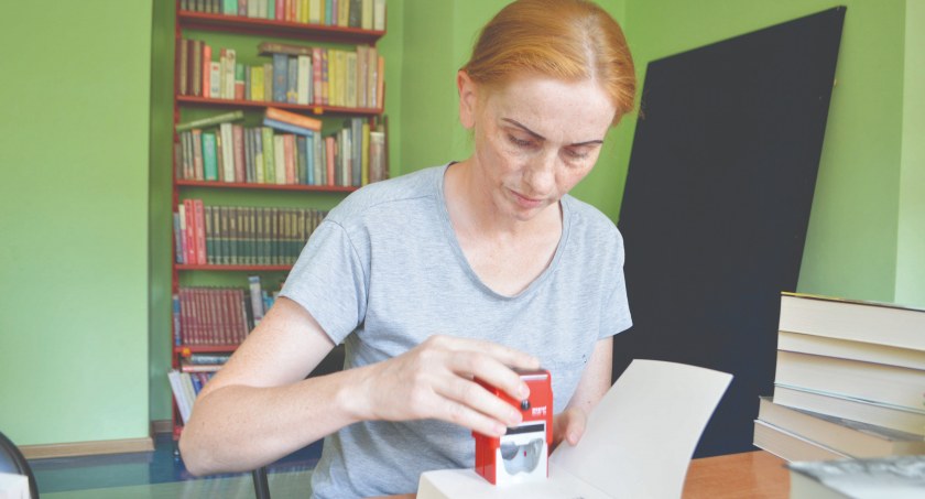 Dyrektor Renata Cieślak przygotowuje zakupione książki do wypożyczania  fot.: Elżbieta Wodecka 