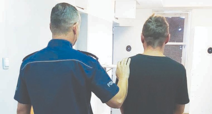 45-letni kierowca siadł za kierownicę, mimo że był pijany i miał cofnięte uprawnienia do kierowania pojazdami  fot.: Komenda Powiatowa Policji w Wieluniu 