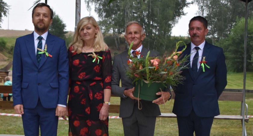 Tegorocznymi gospodarzami i  starostami dożynek byli Beata i Ireneusz Kalembowie, właściciele Gospodarstwa Agroturystycznego „Nad Strugą” w Dzietrznikach fot.: Katarzyna Cieślik 
