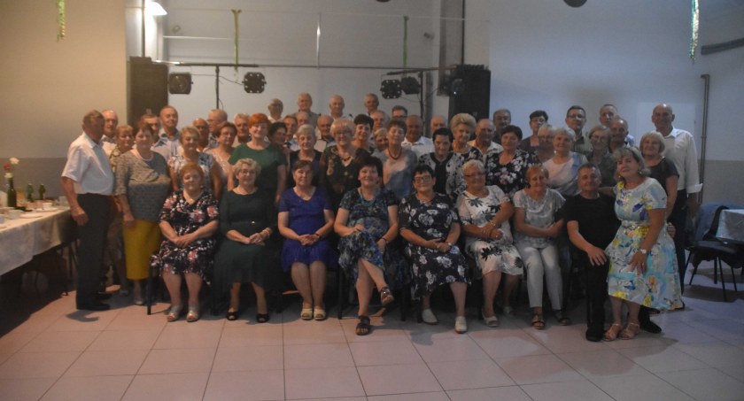 Łącznie w zjeździe wzięło udział 55 absolwentów. Spotkanie rozpoczęło się mszą świętą, a następnie przeniosło do sali OSP w Gromadzicach fot.: Katarzyna Cieślik 