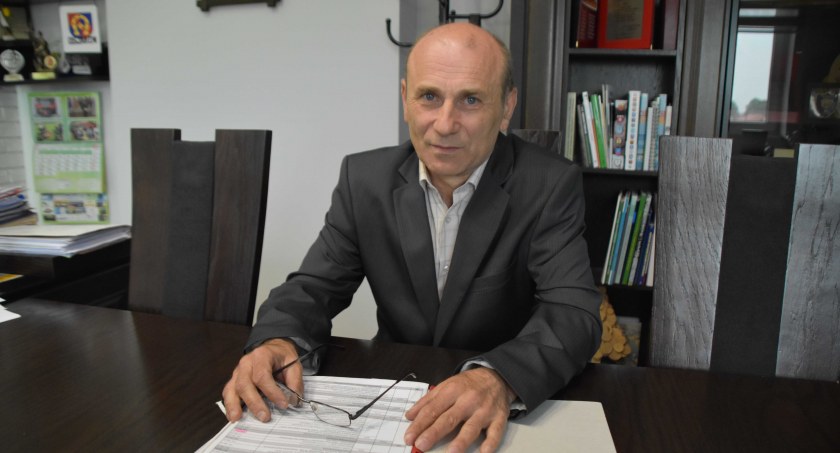 Wójt Jarosław Trojan wyraża nadzieję, że po przetargach gminę będzie stać na budowę kanalizacji w Raduczycach i Gabrielowie fot.: Katarzyna Cieślik 