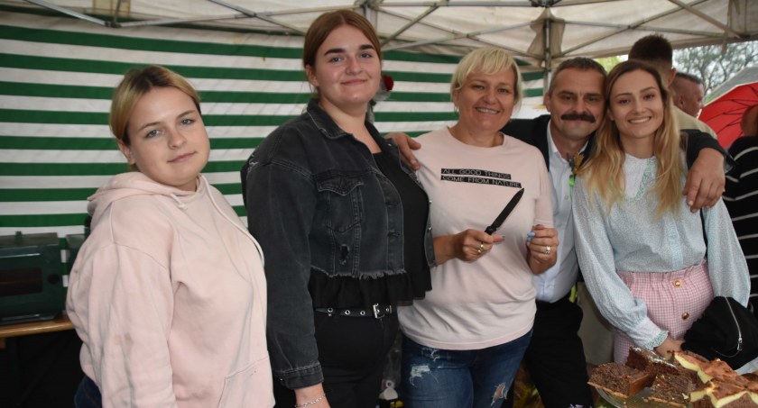 Choć pogoda nie rozpieszczała podczas niedzielnych dożynek, mieszkańcy oraz goście i tak dobrze się bawili fot.: Katarzyna Cieślik 