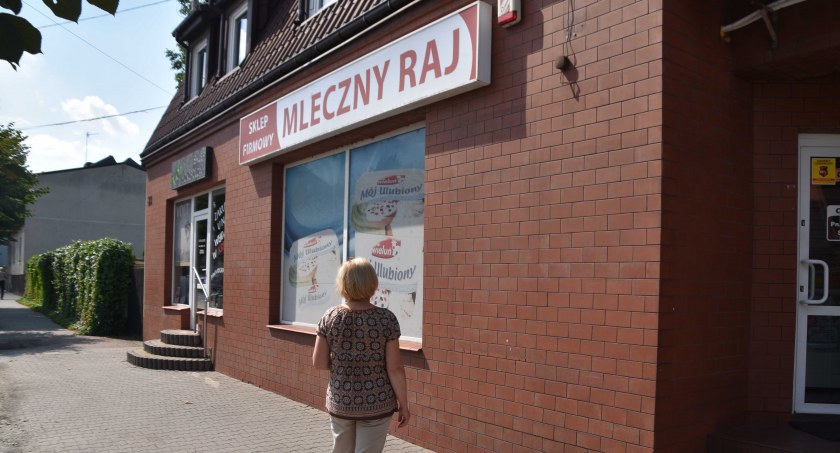 Dorota Kusińska przyznaje, że w sklepie firmowym SDM zaopatruje się nie tylko w nabiał, ale robi także inne zakupy spożywcze. Chwali jakość oferowanego towaru i komplementuje również obsługę fot.: Katarzyna Cieślik 