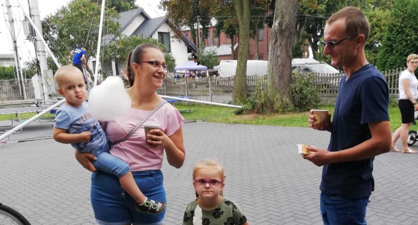 Na niezielnym pikniku obok plebani bawili się mieszkańcy Kiełczygłowa w wieku od 0 do 100 lat fot.: arch. parafii w Kiełczygłowie