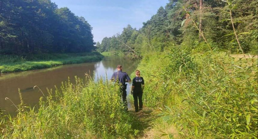 Policjanci sprawdzali, czy wypoczywający nad Wartą przestrzegają przepisów, szczególeni tych dotyczących zakazu kąpieli fot.: Magdalena Lizurej
