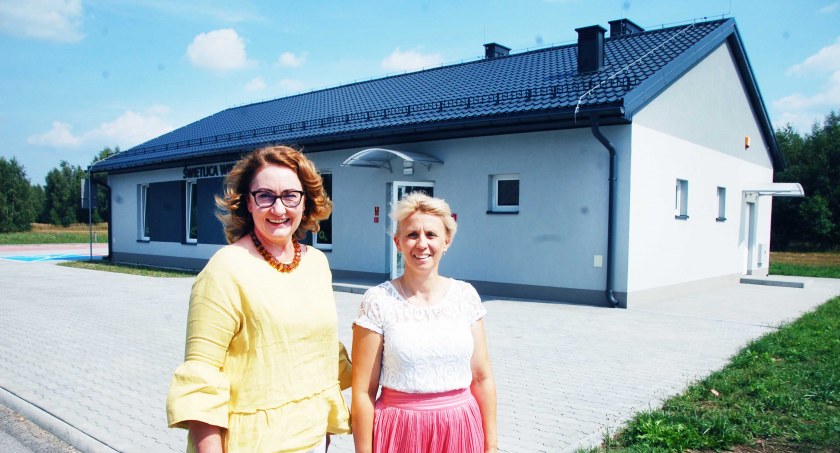 Sekretarz i zastępca wójta Anna Szydłowska wraz z kierowniczką nowej Świetlicy Wiejskiej w Kodraniu Katarzyną Koszur zaprezentowały wysłannikowi „Kulis …” nowy obiekt i opowiedziały o jego funkcji w lokalnej społeczności fot.: Sławomir Rajch (2)