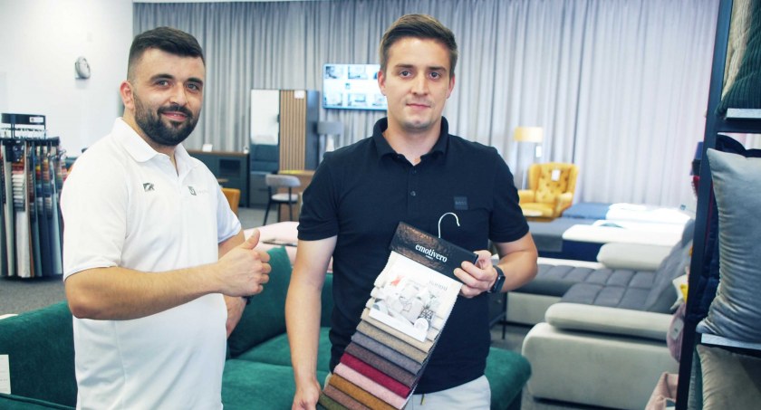 Paweł Ciężki (po prawej) jest przekonany, że w sprzedaży mebli jest jak w sporcie – po prostu trzeba być fair. Uczciwość wobec klientów się opłaca. Zadowolony klient wraca jak bumerang. Na zdjęciu wraz z Jakubem Łabudą, kierownikiem sklepu fot.: Sławomir Rajch