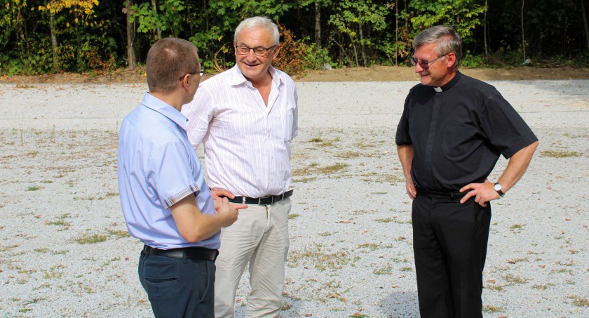 Władze gminne wraz z księdzem na miejscu inwestycji fot.: archiwum gminy