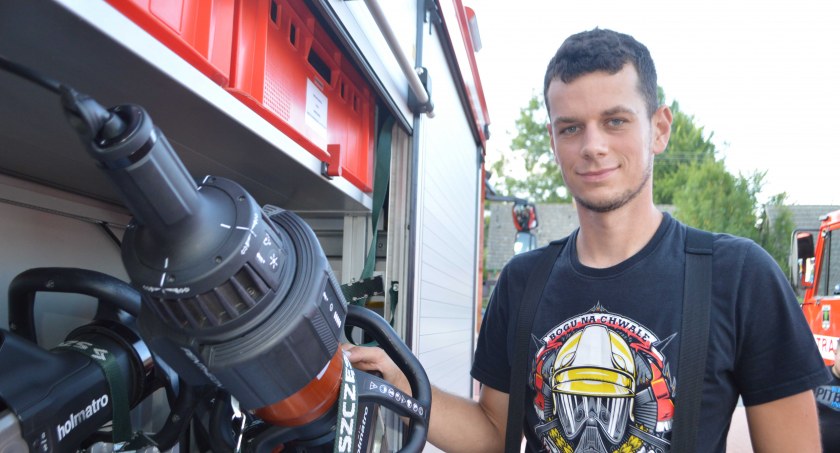 Prezes Jakub Panaszek jest dumny z nowego sprzętu do ratownictwa technicznego fot.: Elżbieta Wodecka 