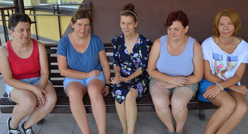 Dyrektor Joanna Hałas (trzecia od lewej) wśród pracownic obsługi szkoły fot.: Elżbieta Wodecka 