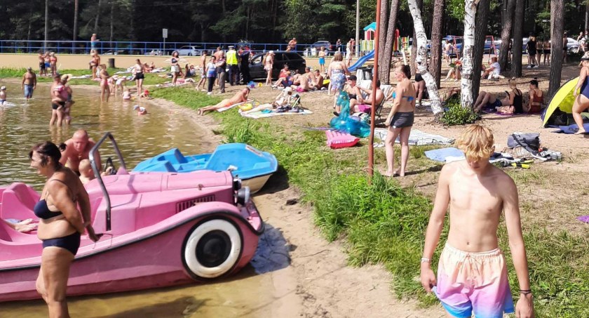 30-letni wieruszowianin wjechał mazdą na plażę pełną ludzi fot.: archiwum czytelnika  