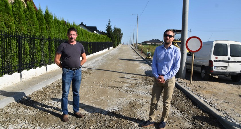 Rozbudowę drogi gminnej Pątnów – Warszawka w znacznej większości pokryje dofinansowanie z Polskiego Ładu – na zdj. wójt Jacek Olczyk z Grzegorzem Pietrzyńskim, przewodniczącym rady gminy Pątnów  fot.: Katarzyna Cieślik 