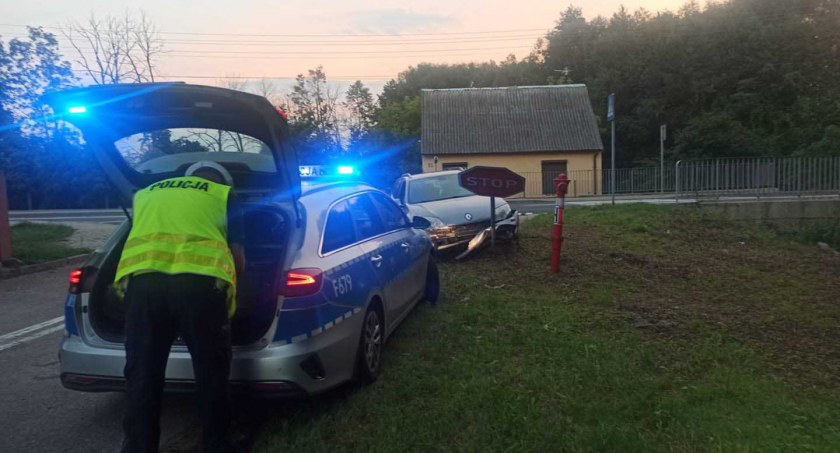 33-letni mężczyzna skasował renault laguną słup na ul. Kościelnej w Gaszynie. Okazało się, że kierowca był pijany fot.: Magdalena Lizurej