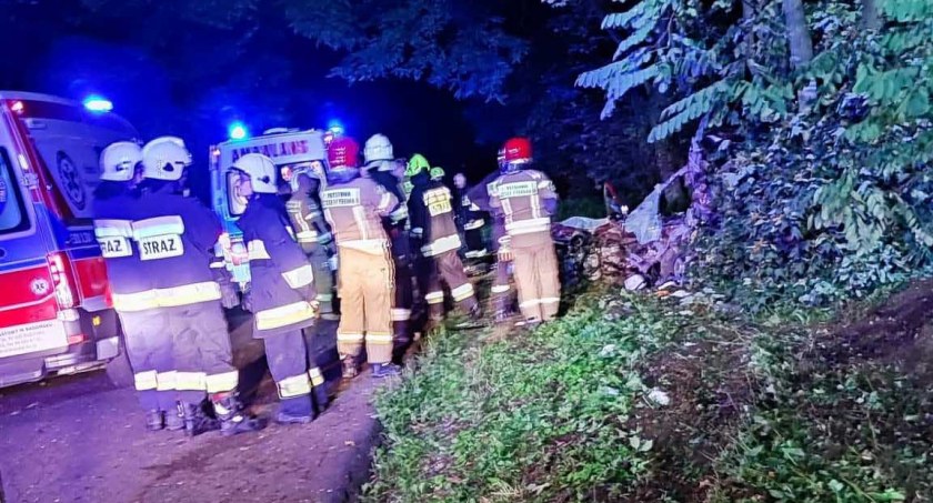 Na miejscu tragicznego wypadku rodzina i znajomi mężczyzn, którzy zginęli ustawiają znicze. Jeszcze po kilku dniach widać  drobne elementy samochodu rozrzucone wokół fot.: arch. OSP Siemkowice fot.: Magdalena Lizurej