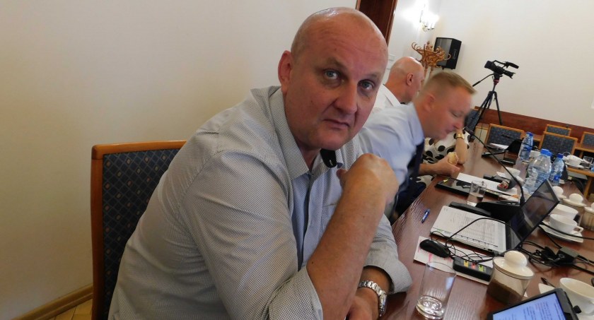 Radosław Buda, przewodniczący komisji prawa i porządku nie ukrywał zdziwienia kształtem poprawki burmistrza  fot.: Magdalena Lizurej