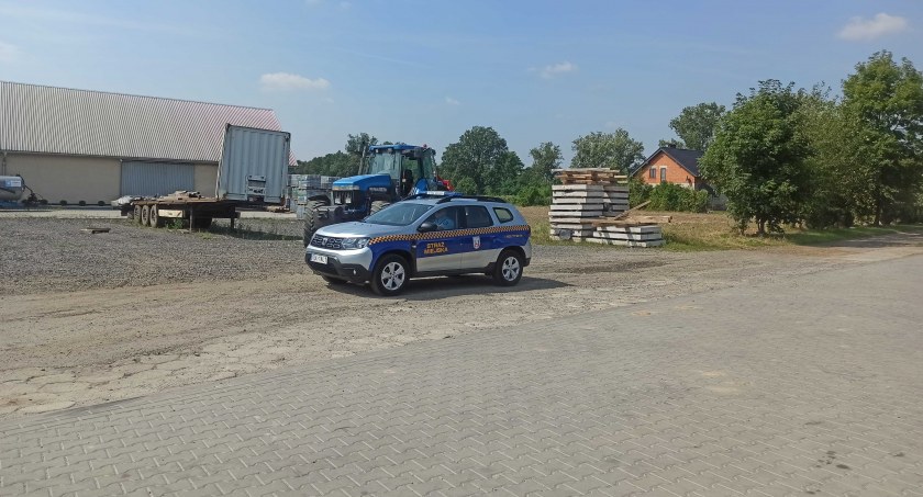 Strażnicy miejscy z Praszki interesują się sprawą luźno biegających psów fot.: Magdalena Lizurej