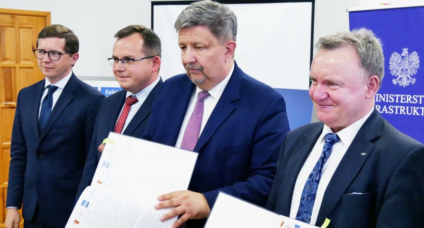 Marszałek województwa łódzkiego Grzegorz Schreiber podpisał umowę z prezesem PKP PLK Ireneuszem Merchelem. W ważnej chwili swoją obecność zaznaczył także poseł RP Paweł Rychlik, a także Tomasz Matynia dyrektor z Kancelarii Rady Ministrów fot.: Sławomir Rajch