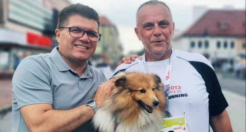 Organizator imprezy burmistrz Wielunia Paweł Okrasa z Krzysztofem Mazurem, którego do mety dociągnął pies Simba 