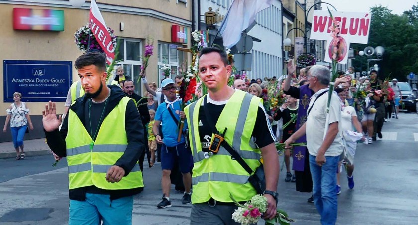 321 osób wzięło udział w Wieluńskiej Pieszej Pielgrzymce na Jasną Górę. W niedzielę, wracających pątników witali mieszkańcy Wielunia fot.: Sławomir Rajch