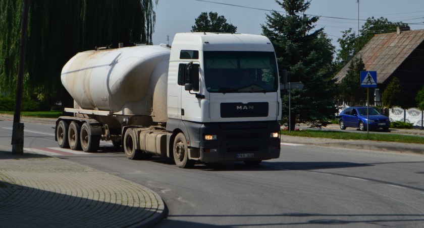 Ciężarówki z gnojowicą często przejeżdżają przed Skomlin  fot.: Elżbieta Wodecka 