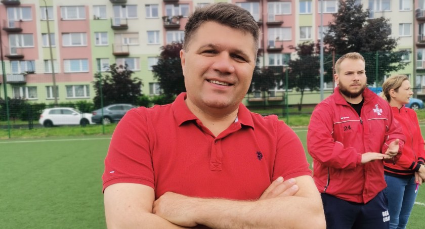 Zdjęcie burmistrz Wielunia Pawła Okrasy na boisku szkolnym/fot.: Magdalena Lizurej