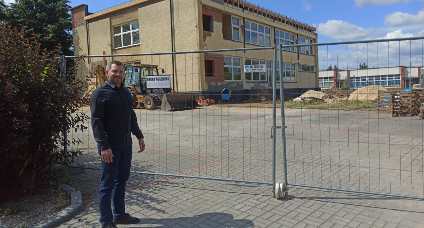 Zdjęcie burmistrz Pajęczna, Piotra Mielczarka obok MOK-u/fot.: Magdalena Lizurej