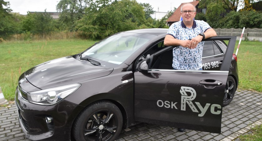 Tymczasowe prawo jazdy ułatwi życie osobie, która zda egzamin – uważa instruktor i właściciel OSK Adam Rychlik. /fot.: Katarzyna Cieślik 