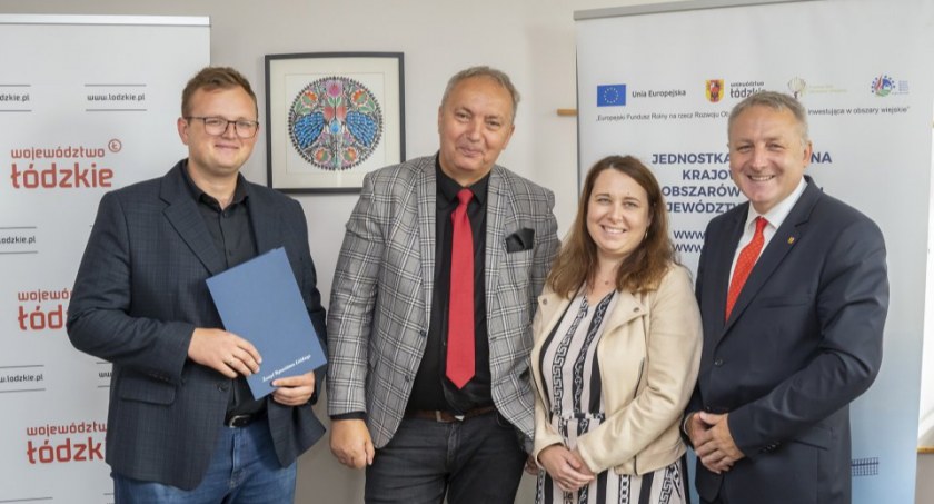 30 czerwca w Łodzi została podpisana umowa pomiędzy Województwem Łódzkim, a Powiatem Pajęczańskim reprezentowanym przez wicestarostę pajęczańskiego Pawła Sikorę oraz członka Zarządu Powiatu Pajęczańskiego Damiana Wronę / fot.: Starostwo Powiatowe w Pajęcznie  