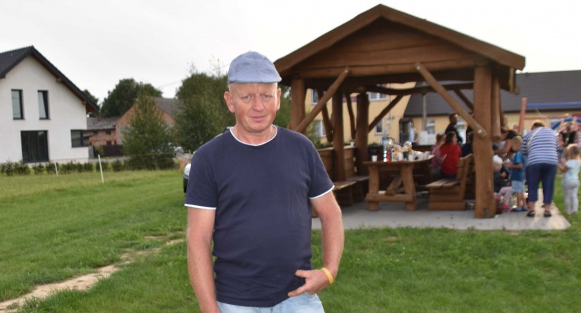Sołtys Piotr Sułkowski cieszy się, że mieszkańcy korzystają z placu rekreacyjnego, który wkrótce zostanie m.in. oświetlony i doposażony w urządzenia do ćwiczeń dla dorosłych  fot.: Katarzyna Cieślik 