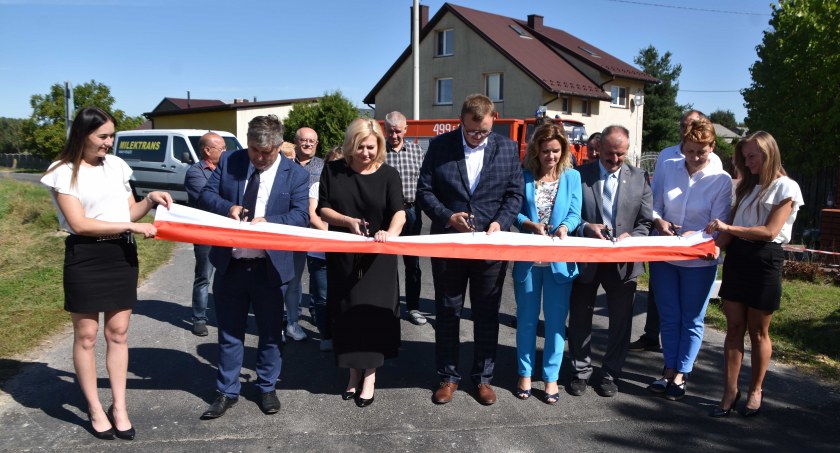 Oficjalnego otwarcia drogi gminnej w Kuszynie 6 września, w południe, dokonali samorządowcy oraz zaproszeni goście  fot.: Katarzyna Cieślik 